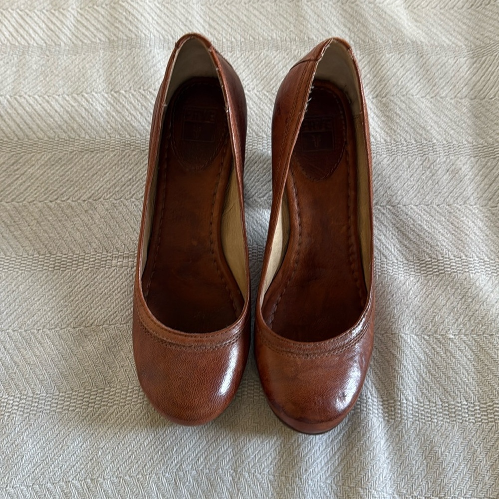 Frye Carson Pumps